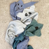 Little Pea_nuuroo_BJORK_μουσελίναBjoerk_hugging_muslin_cloth7